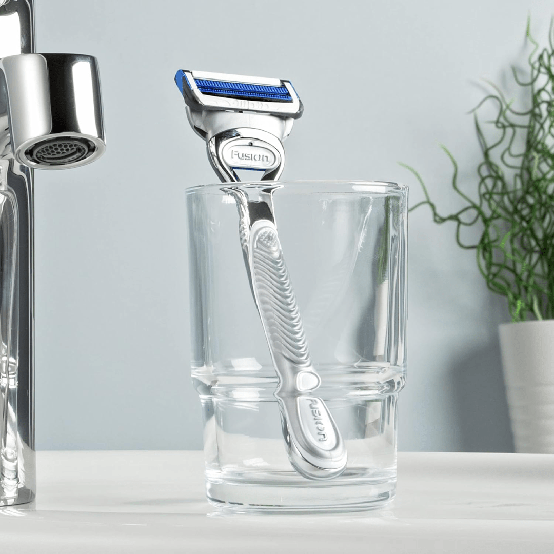 Gillette Skinguard Mens Razor, Includes 1 Handle, 7 Razor Blade Refills (packaging may vary)