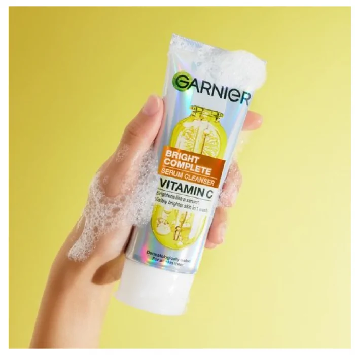 Garnier Bright Complete Vitamin C Serum Cleanser 100ml - Image 2