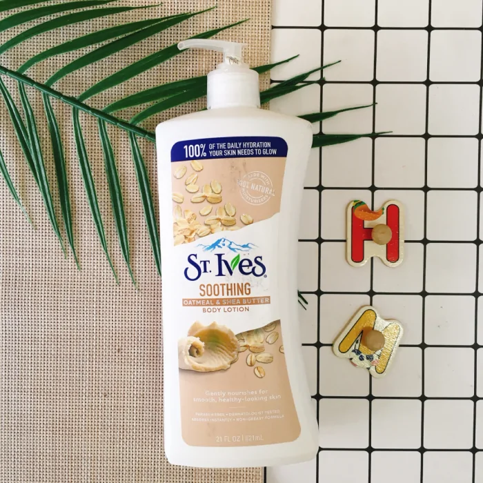 St. Ives Soothing Body Lotion With Oatmeal & Shea Butter 621ml - Image 2